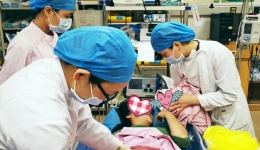 二胎产妇来不及入产房，“性急”宝宝生在急诊抢救室里