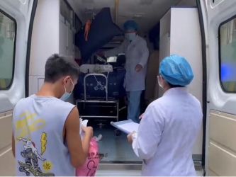 【视频新闻】点赞！中山一医院将刚治愈的新生儿平安送回