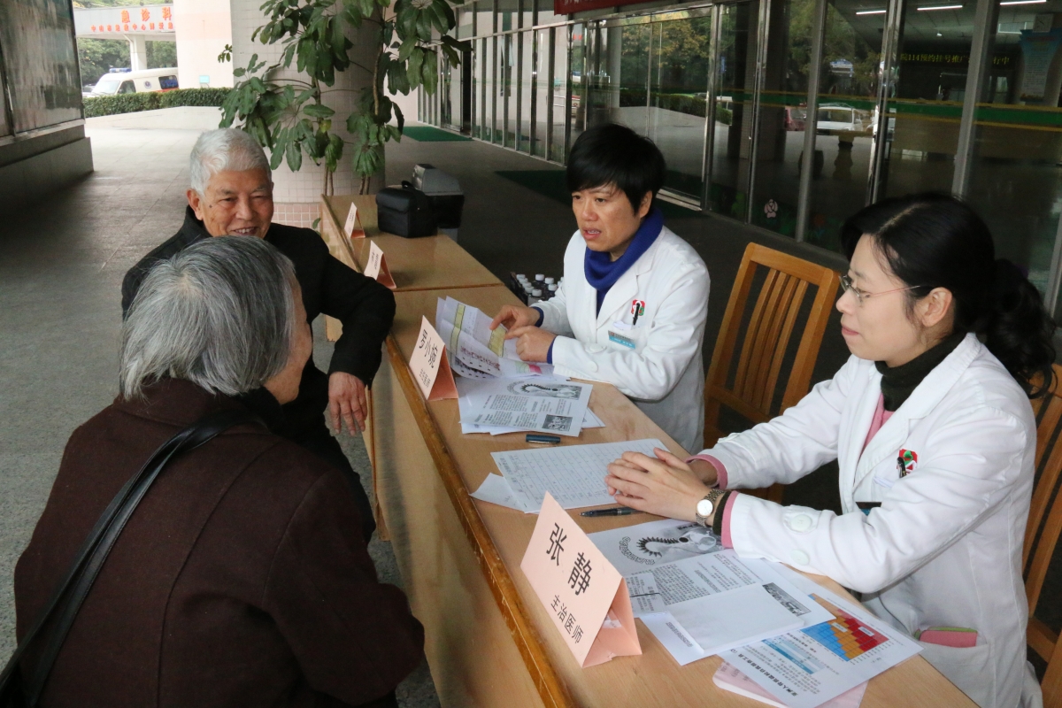 罗小婉医生（左一）与张静医生（左二）在接受老人的咨询