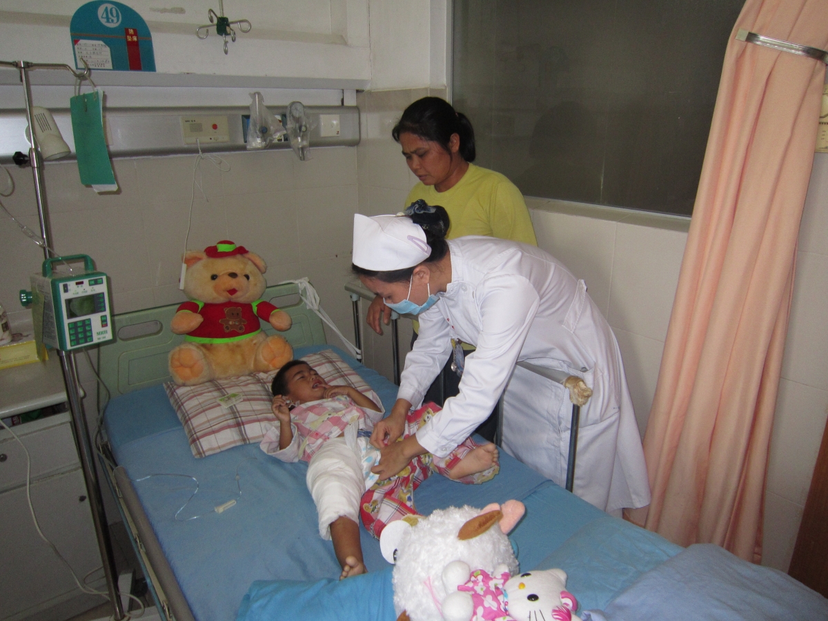 爱心接力小女孩成功进行肿瘤手术