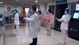 画面很温馨！护士姐姐和患者在病房一起跳操